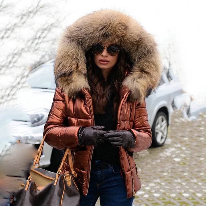 Detailansicht der Kapuze der warmen Damen Winterjacke, bietet extra Schutz und Gemütlichkeit im Schnee.
