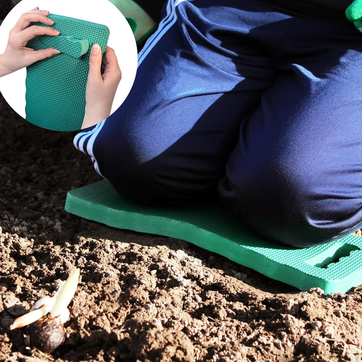 "Garten-Kniepolster aus hellblauem, rutschfestem Material für komfortable, schmerzfreie Gartenarbeit auf harten Oberflächen."