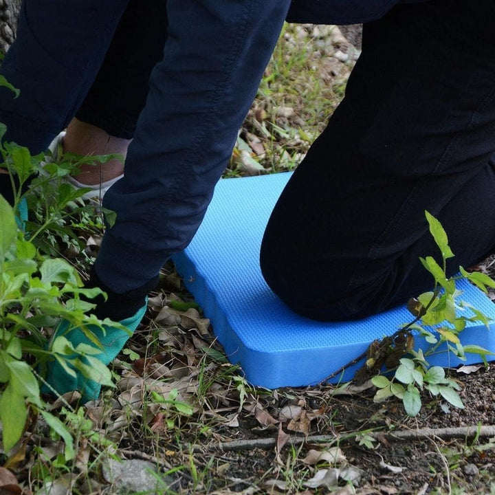 "Garten-Kniepolster aus hellblauem, rutschfestem Material für komfortable, schmerzfreie Gartenarbeit auf harten Oberflächen."
