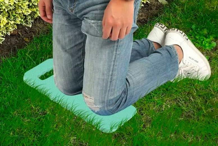 "Garten-Kniepolster aus hellblauem, rutschfestem Material für komfortable, schmerzfreie Gartenarbeit auf harten Oberflächen."
