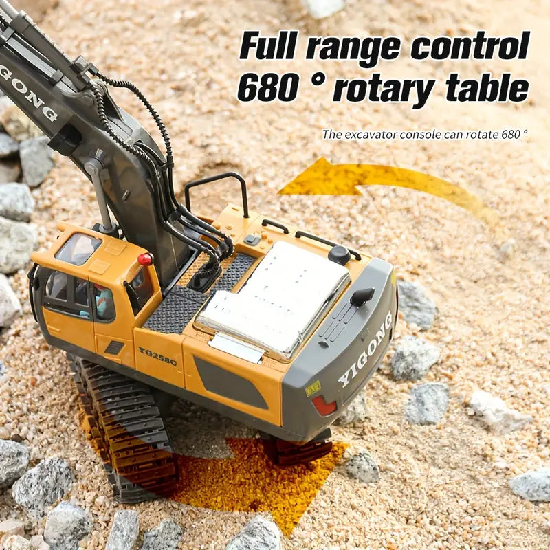 "Gelber RC Bagger mit realistischer Schaufel auf Sandboden, ideal für drinnen und draußen, robust und langlebig."