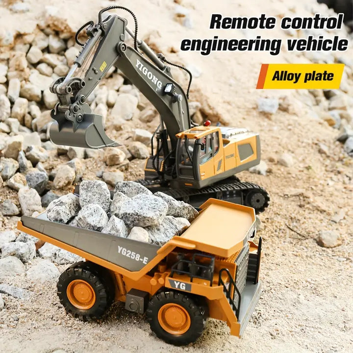 "Gelber RC Bagger mit realistischer Schaufel auf Sandboden, ideal für drinnen und draußen, robust und langlebig."