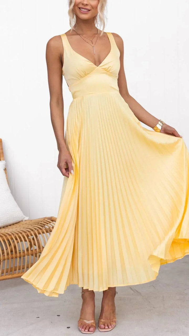 Gelbes Damen Falten Maxi Kleid mit V-Ausschnitt, elegant und fließend, ideal als Sommer- oder Partykleid.