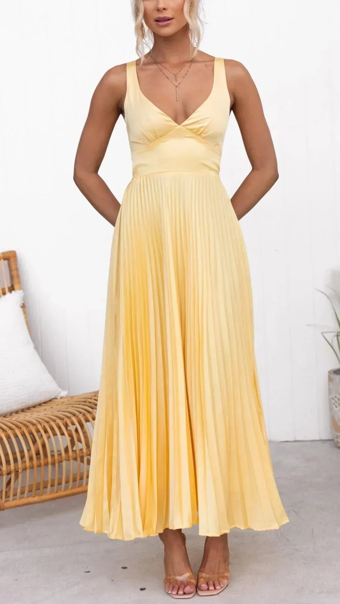 Bequemes gelbes Faltenkleid für Damen mit tiefem V-Ausschnitt, perfekt als Freizeit- oder elegantes Sommerkleid.