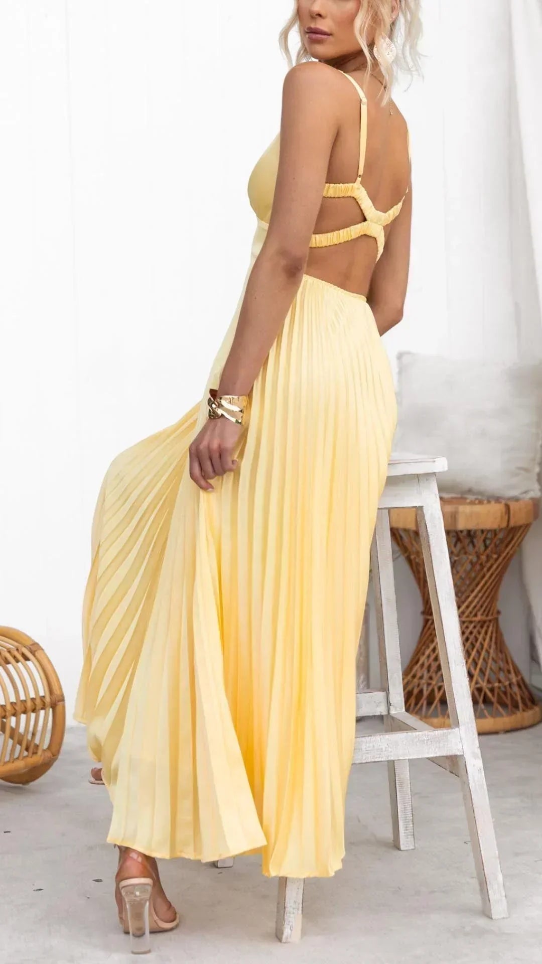 Elegantes gelbes Damen Falten V-Ausschnitt Maxi Kleid, schmeichelhaft geschnitten für Frauenmode und besondere Anlässe.
