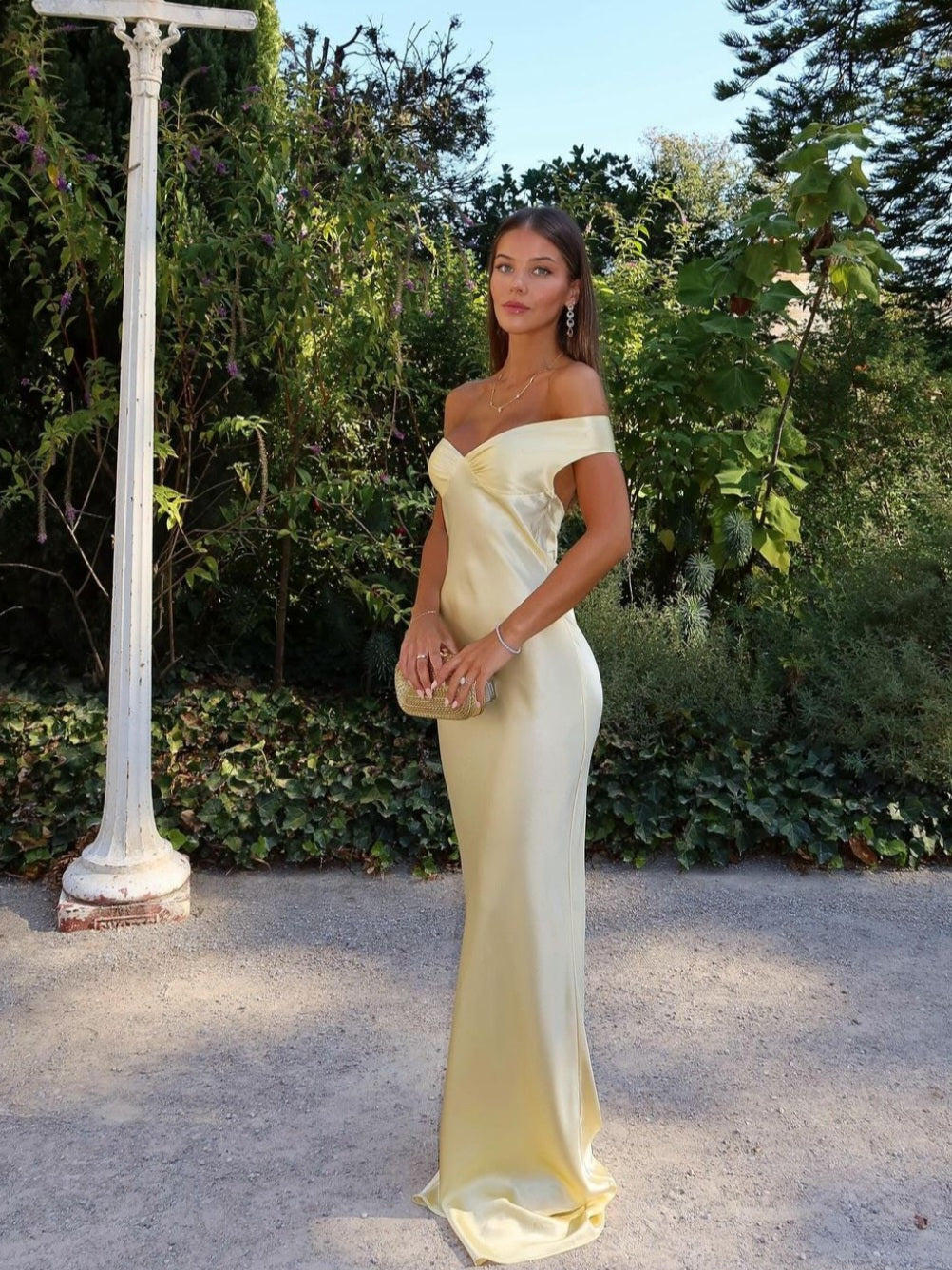 Gelbes Damen Maxikleid mit elegantem Rückenausschnitt für festliche Anlässe.