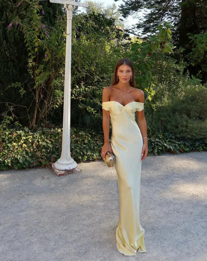 Figurbetontes gelbes rückenfreies Maxikleid für Damen, ideal als Abend- oder Anlasskleid.