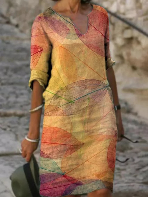 Gelbes, elegantes Damen Sommer Midi-Kleid mit V-Ausschnitt und fließendem Blumenmuster, perfekt für warme Tage.