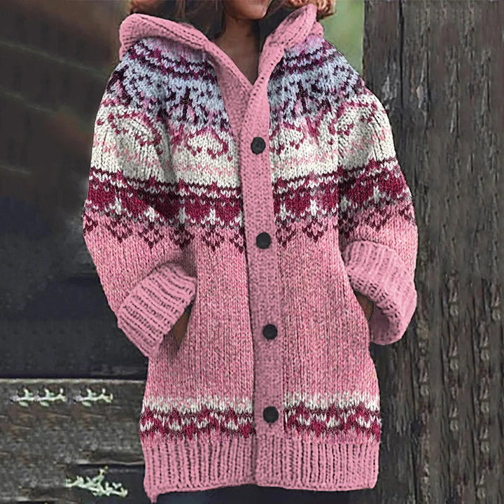Detailaufnahme: Weiche Damen Kapuzenstrickjacke mit Fair Isle Muster. Hochwertige Strickmode für Damen.