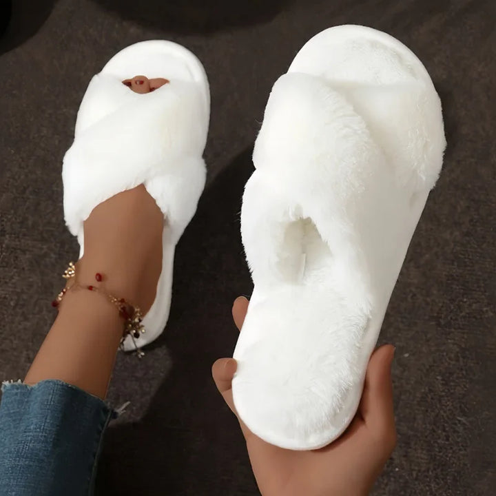 Weiche Damen Pantoffeln mit elegantem Kreuzband-Design und offener Zehenpartie für pure Entspannung.