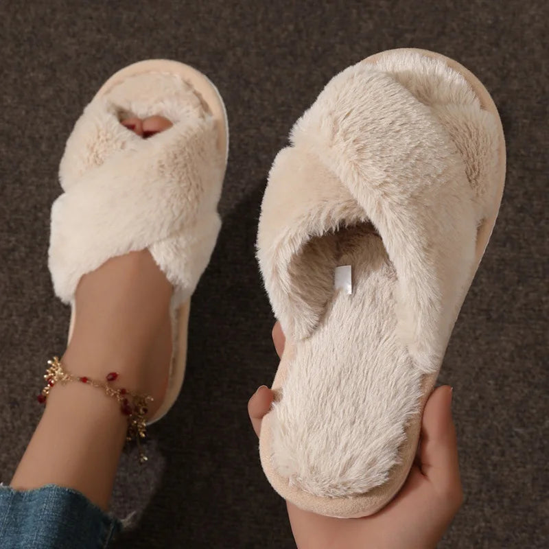 Ideale Geschenkidee: Elegante Damen Pantoffeln mit Kreuzband und offener Zehenpartie, für Entspannung.