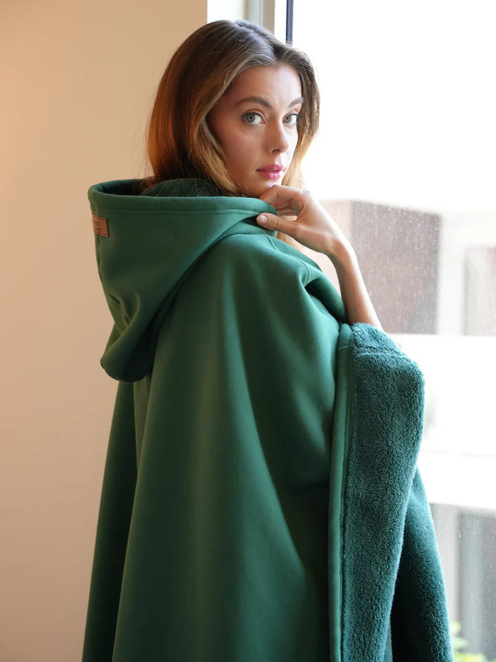 Flauschige Kapuzendecke in Hoodie-Form mit Ärmeln, perfekt als Winterkleidung und Kuscheldecke.