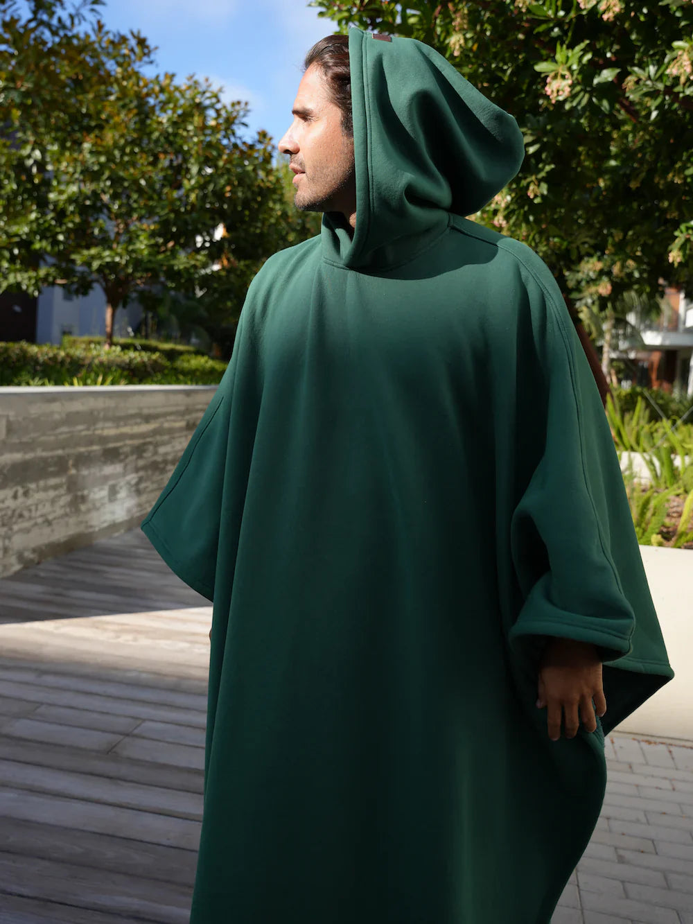 Detailaufnahme der flauschigen Textur der kuscheligen Oversize Kapuzen Hoodie Decke, sehr komfortabel.
