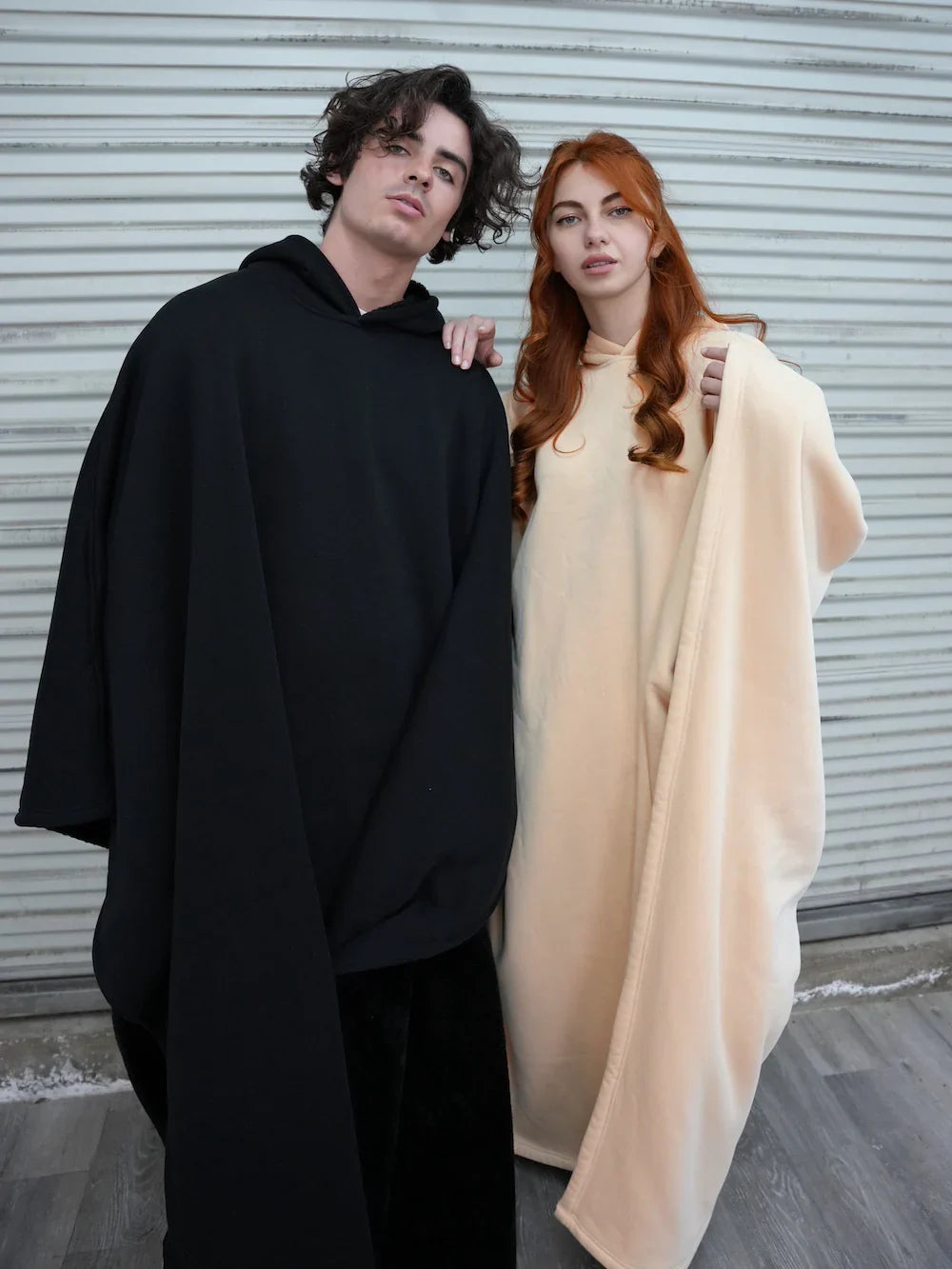 Die warme, gemütliche Oversize Kapuzen Hoodie Decke, perfekt für entspannte Stunden auf dem Sofa.