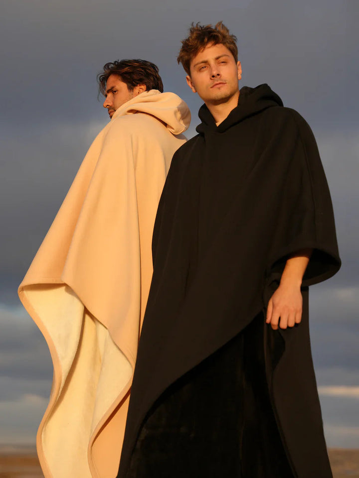 Weiche Kuscheldecke als Hoodie, ideal als Loungewear und Winterkleidung für höchsten Komfort zu Hause.