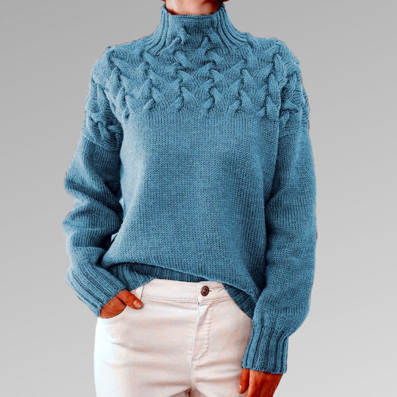 Nahaufnahme des feinen Zopfmusters auf dem warmen Damen Strickpullover. Detail des Rollkragens.