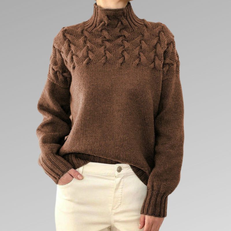 Rückansicht des klassischen Damen Strickpullovers mit Zopfmuster. Warmer, gemütlicher Rollkragenpullover.
