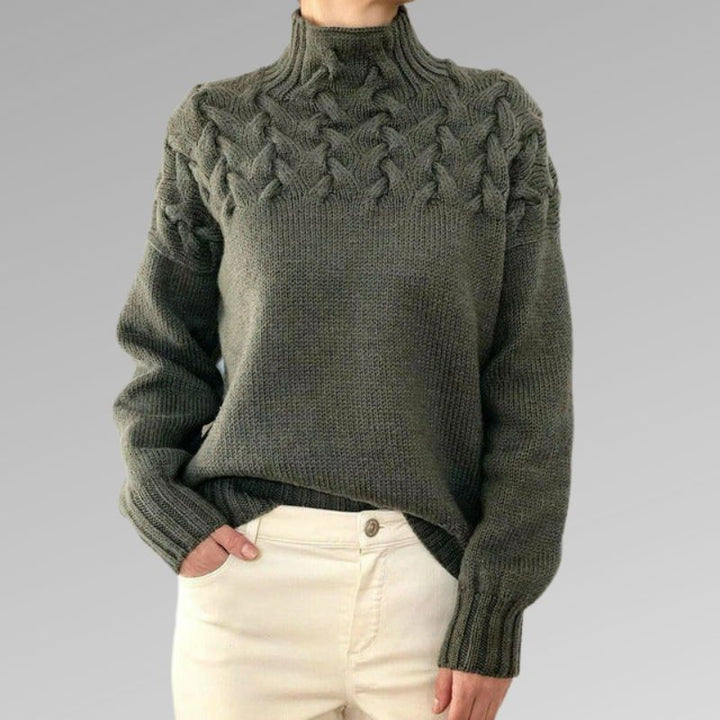 Gefalteter Damen Zopfmuster Rollkragenpullover. Klassischer Langarm Strickpullover für Herbstmode.