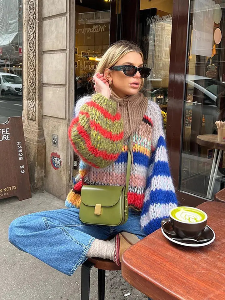 Modischer Damen Strickpullover in Mehrfarben-Muster. Gemütlicher Winterpullover für bequeme Herbstmode.