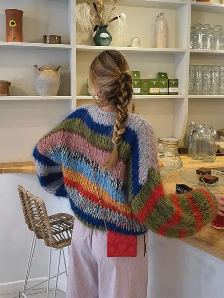 Stylischer mehrfarbiger Damen Strickpullover für den Winter. Gemütlicher warmer Pullover, perfekt für Damenmode.