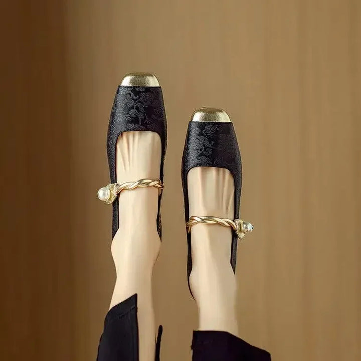 Orthopädische Sandalen für Damen von der Seite gezeigt