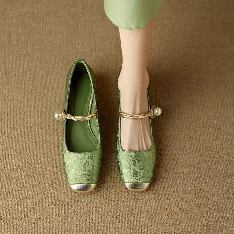 Draufsicht auf die bequemen grünen Damenschuhe