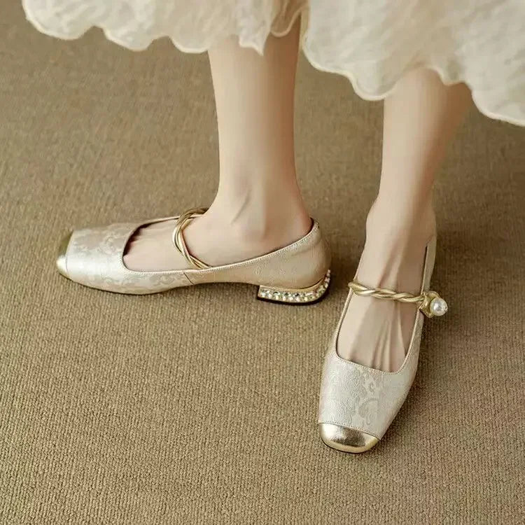 Modische und bequeme Damenschuhe am Fuß getragen