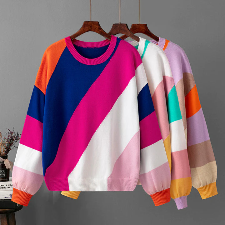 Gestreifter Unisex Strickpullover in Oversize-Passform. Ideal für gemütliche Herbstabende und entspannte Spaziergänge.