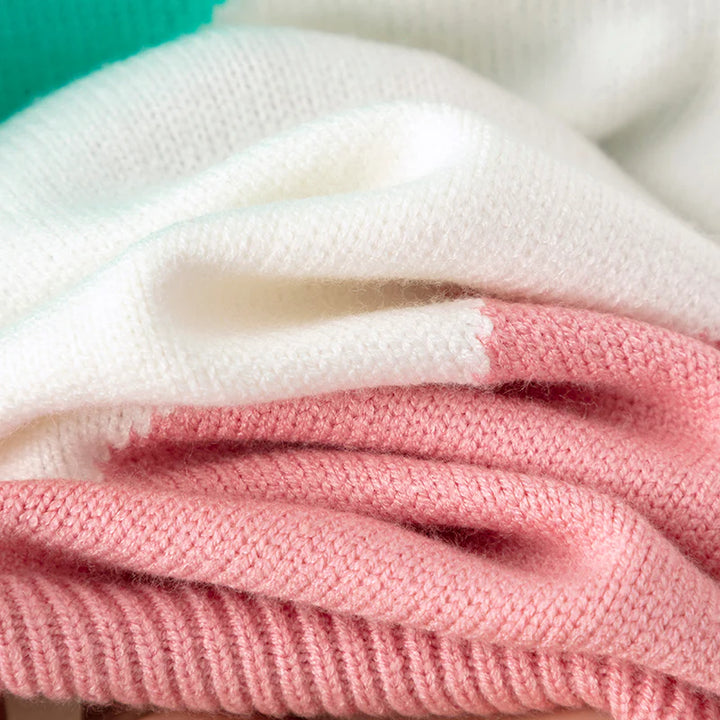 Unisex Strickpullover mit Colorblock-Streifen, locker geschnitten. Warme Herbst- und Winterkleidung für jeden Anlass.