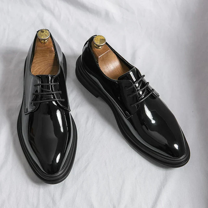 Glänzende schwarze Herren Derby-Schuhe; eleganter Business-Schnürschuh für formelle Anlässe.