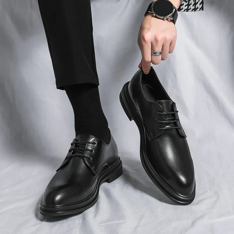 Klassische Herren Derby-Schnürschuhe in Glanz-Schwarz; ideale Anzugschuhe für Business & Abendmode.