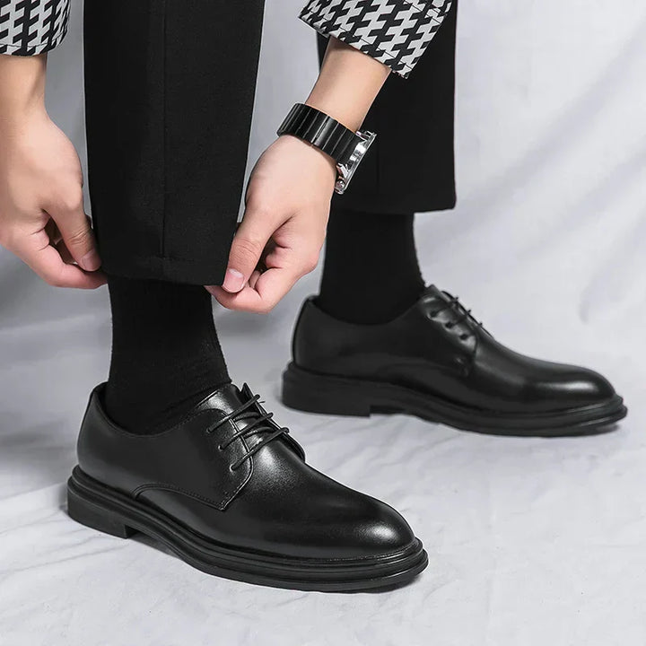 Edle Herren Glanz-Derbyschuhe; schwarze, formelle Schnürschuhe perfekt für Business-Looks & Feiern.