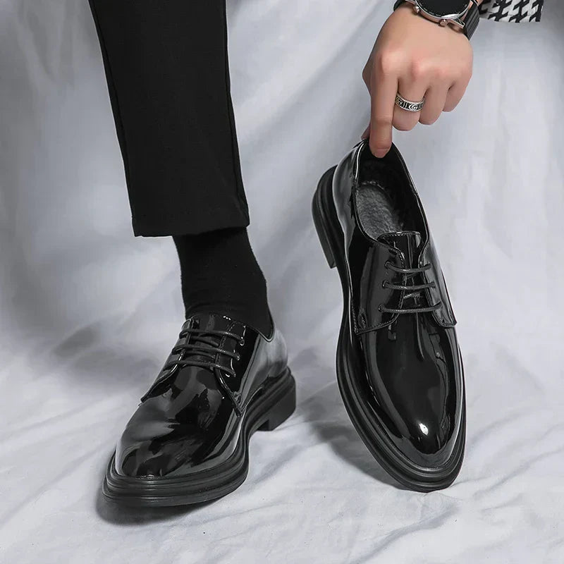 Schwarze glänzende Business-Derbyschuhe für Herren; elegante Schnürschuhe für den professionellen Auftritt.