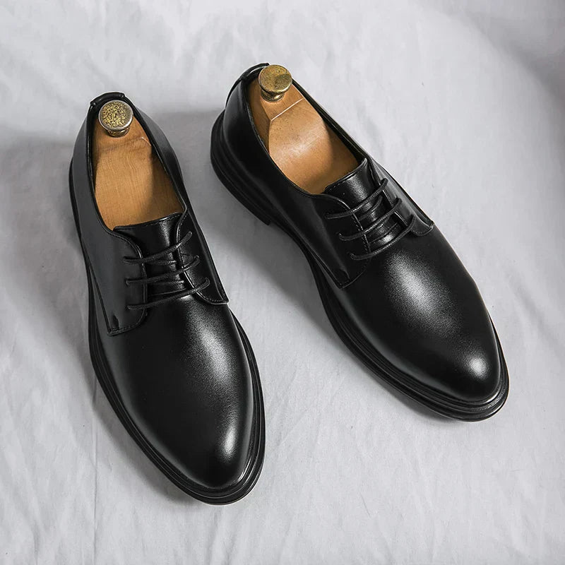 Glänzende schwarze Herren Schnürschuhe; klassische Derby-Business-Schuhe für formelle und festliche Anlässe.