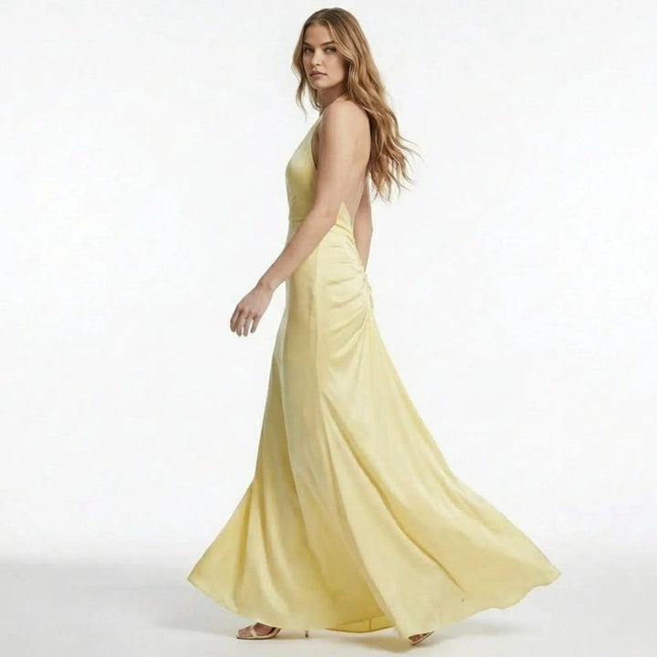 Hellblaues Damen Glamour-Kleid mit tiefem Ausschnitt & schickem Knotendetail, festlich & modisch.