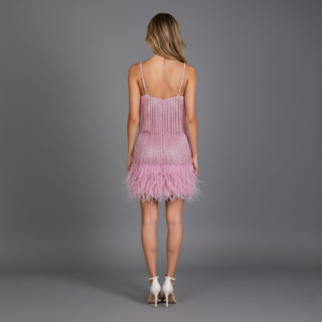 Nahaufnahme der schwingenden Fransen am glamourösen Damen Partykleid. Bewegung & Eleganz für das Tanzkleid.