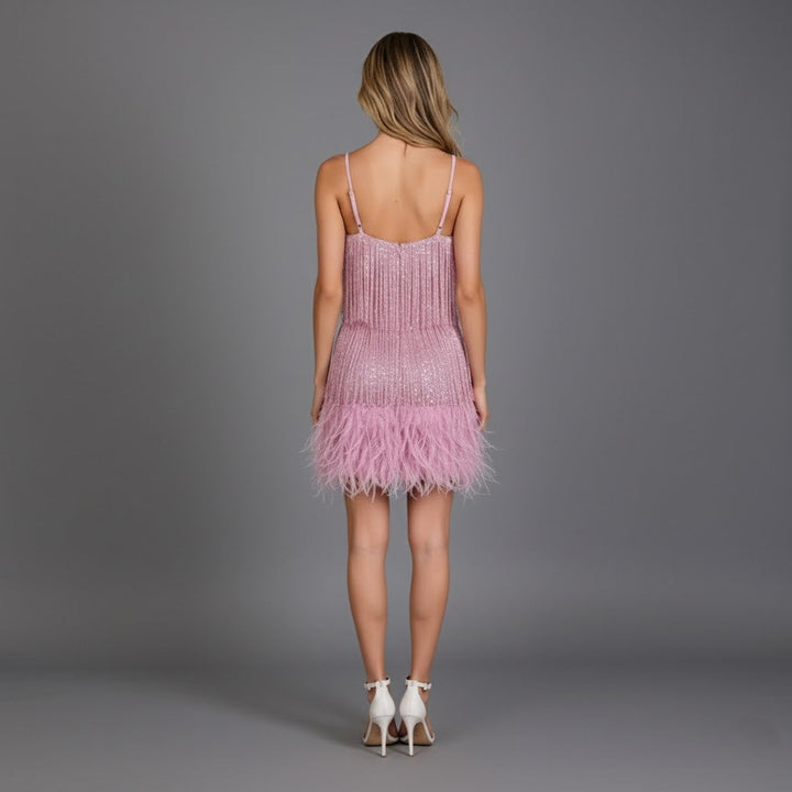 Nahaufnahme der schwingenden Fransen am glamourösen Damen Partykleid. Bewegung & Eleganz für das Tanzkleid.
