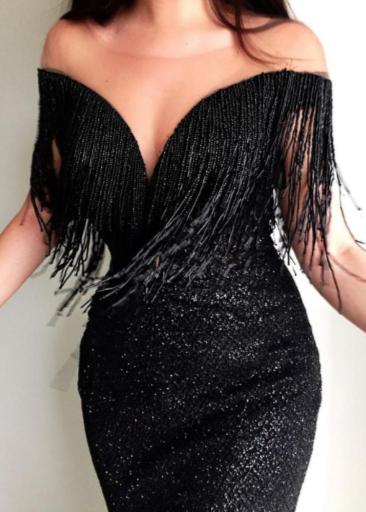 Festliches ärmelloses Damen Paillettenkleid mit V-Ausschnitt & asymmetrischem Rocksaum für den Ball.