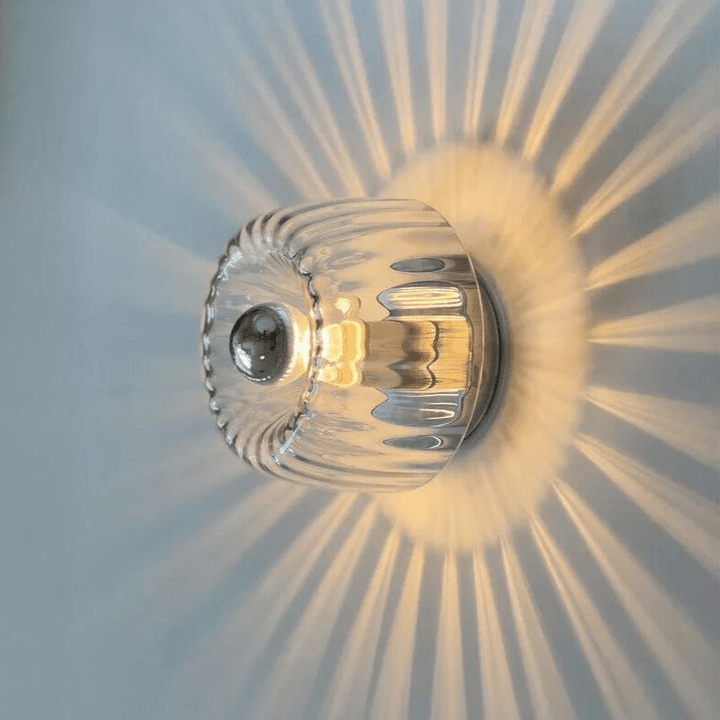 Glas-Wandleuchte mit geriffeltem Design, warmes Licht, moderne Innenbeleuchtung, transparent