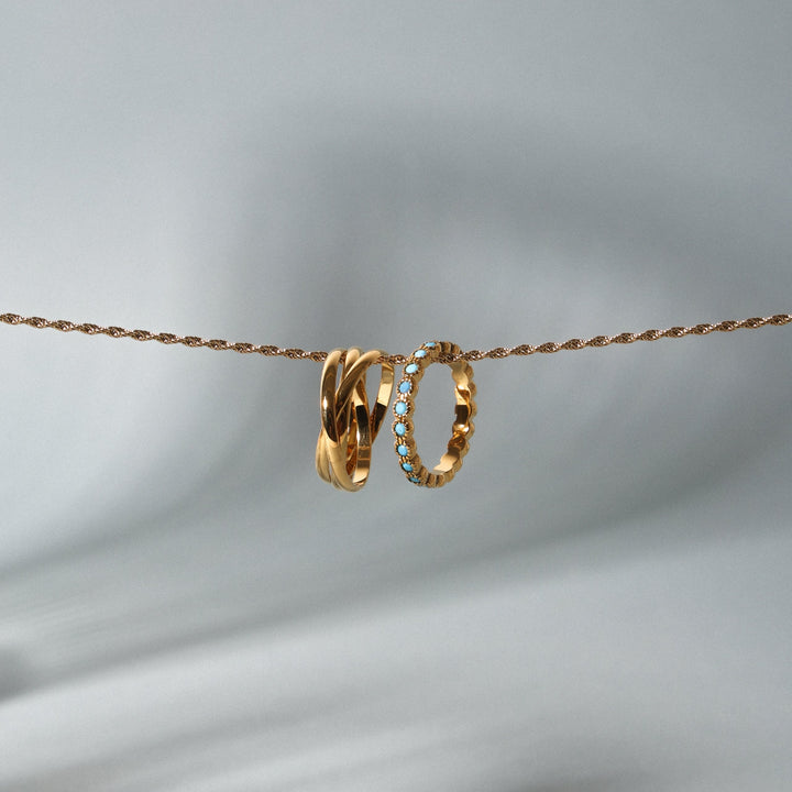 Damenring in Gold mit türkisblauen Akzenten, elegant kombiniert