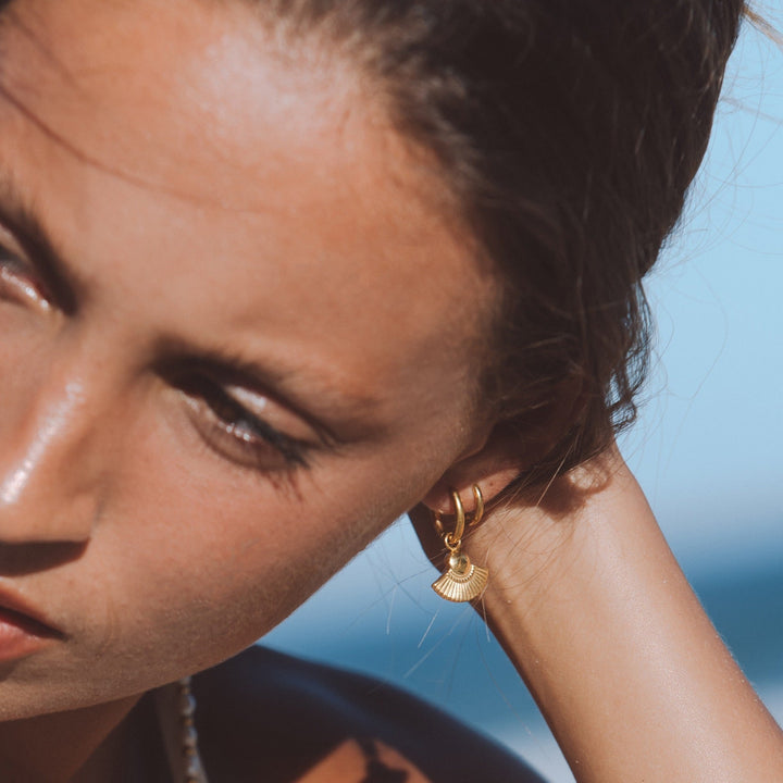 Seitenansicht der goldenen Creolen im Boho-Stil am Ohr