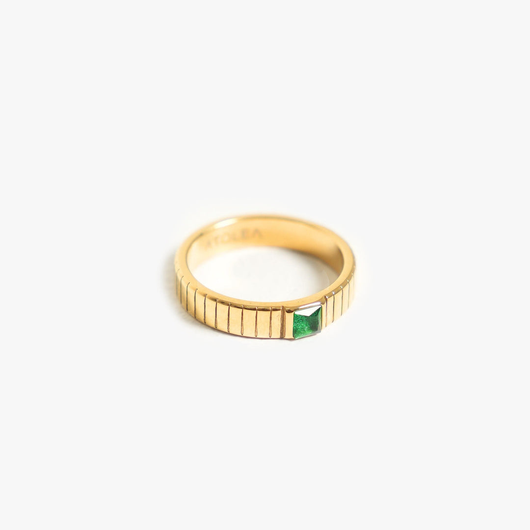 Goldener Damen Chunky Ring mit funkelndem Zirkonia Stein im Detail