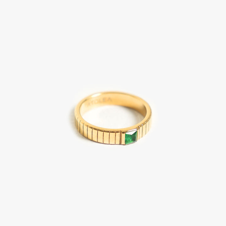 Goldener Damen Chunky Ring mit funkelndem Zirkonia Stein im Detail