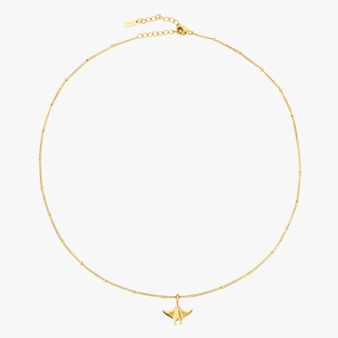 Goldfarbene Manta Kette als edles Geschenk in Nahaufnahme