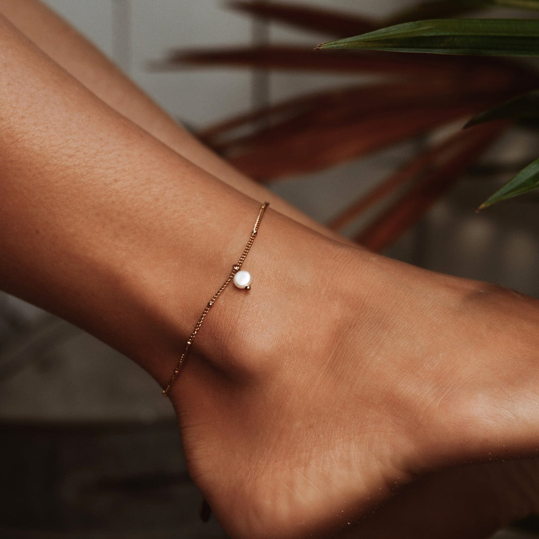Elegantes goldenes Damen Fußkettchen, wasserfest, idealer Sommerschmuck für Strand & Alltag.