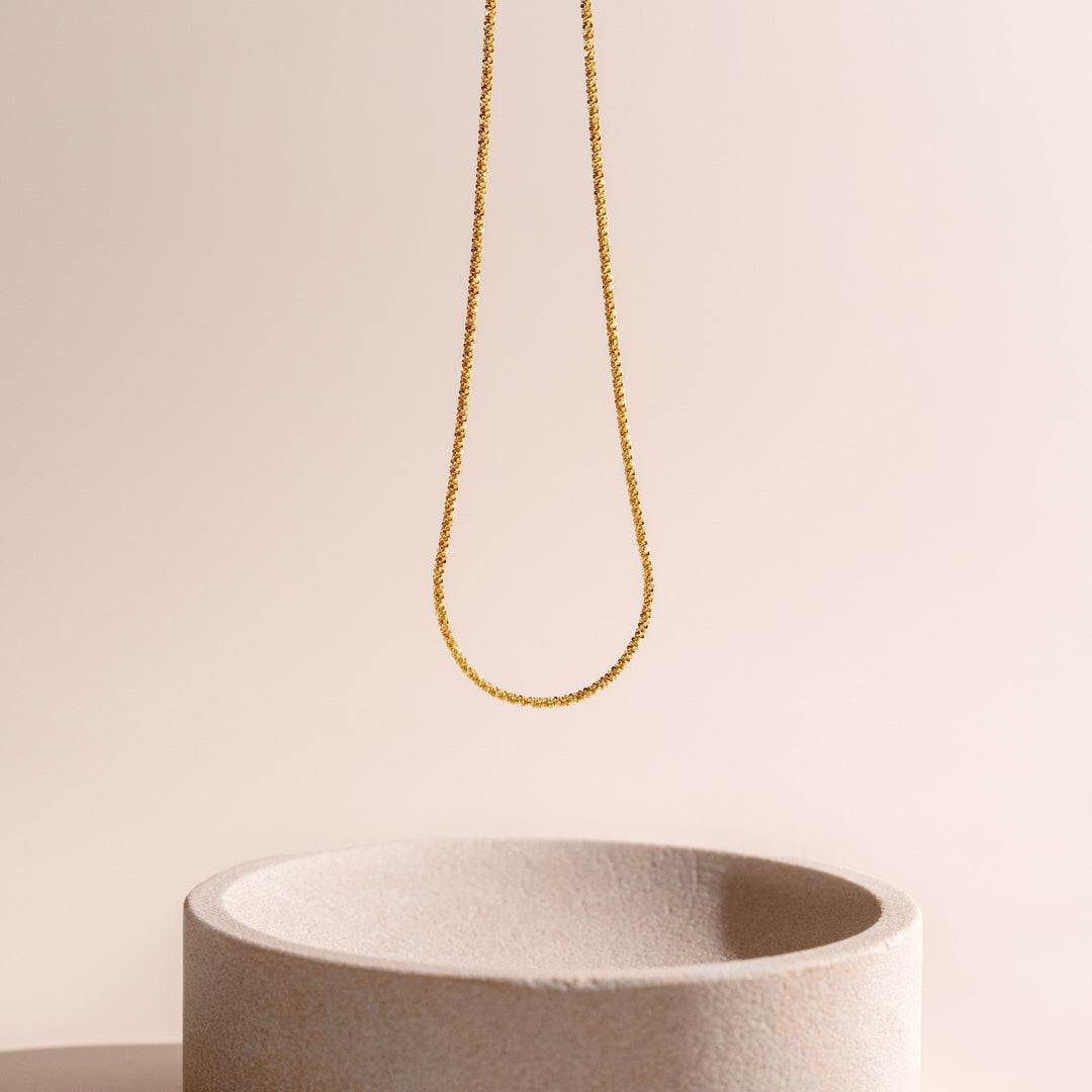 Hypoallergene Damenkette in Goldoptik. Filigrane Gliederkette, wasserfest & verstellbar. Edler Schmuck.