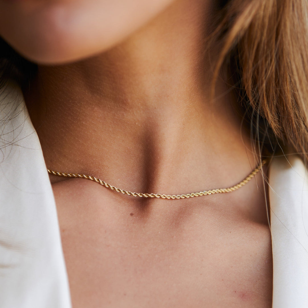 Damen Kordelkette in Gold nah am Hals getragen