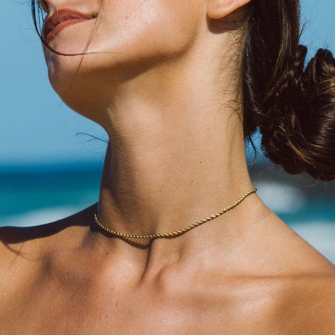 Hochwertiger Schmuck, goldene Kordelkette detailgetreu
