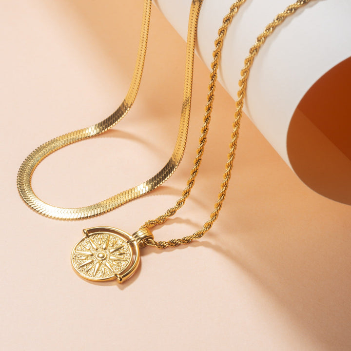 Modisches Layering Schmuckset in Gold, bestehend aus Choker und Sonnenkette