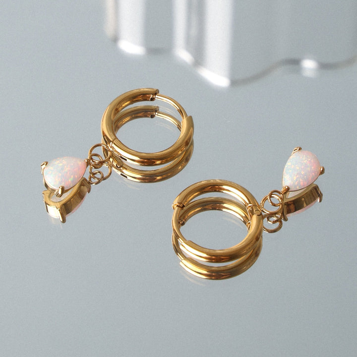 Glänzende Silbercreolen mit Opal Tropfenanhänger für Damen
